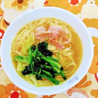 野菜とベーコンのにんにくラーメン